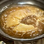 中華寝台 - ■鱶鰭の白湯スープ煮
      毛鹿鮫の尾鰭です。
      「高い」とは聞いていましたが、鱶鰭の高騰ぶりにはビックリ！
      あっという間に、少し前の2.5倍とは！葦切鮫はほとんど入らないとの事。ご苦労、お察しします。