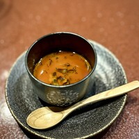 中華寝台 - ■すっぽんの茶碗蒸し
                  濃厚なすっぽんスープの下には、身もしっかりとあしらった茶碗蒸し。
                  私には少し強めのお味でしたが、青柚子が塩梅を整えてくれます。
