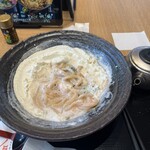 Yamashita Honki Udon - 白い明太チーズクリームうどん（食事中）