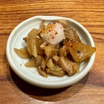 寿司大 - お酒を注文したらおつまみ。マグロのお腹の漬け