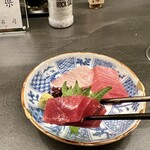 居酒屋 うちやま - お造り 本鮪・シマアジ 塩で