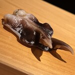 こま田 - 愛知の鳥貝。しっかりと火入れされていますが、裏のモフモフは生きています。三夜続いたお鮨ですが、やはりこちらの仕立てが一番口に合いました