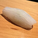 こま田 - 白イカです。親方が四人が皮剥きを熱く語らい合います\(//∇//)\