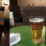 マドラスキッチン - キングフィッシャービール（右）とコブラビール（左）。いずれもコクがあって飲みやすく、辛い料理に大変合います