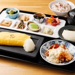 京都鸡蛋的铁板中肥高汤蛋卷和鸡肉南蛮京都家常菜拼盘