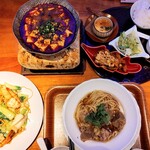 YASUKO'S KITCHEN - 本格 四川風 山椒入りピリ辛マーボー豆腐、牛肉麺セット、海鮮焼きそば