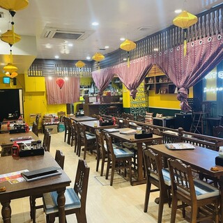 現地の雰囲気たっぷり！黄色い壁が特徴の広々空間