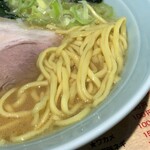 金壱家 市川店 - ツルっとして食感のいい中太麺。