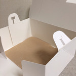 Galle de watanabe - 茶色の紙は…なんと滑り止め加工が施された
      優れもの◎
      こんな大きな箱の中でケーキ4つ！
      揺られても動きませんよ✧୧(๑•̀⌄•́๑)૭✧