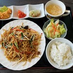 中華料理 楽園 - 台湾焼きそばランチ　880円