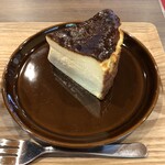 メニーズ カフェ - バスクチーズケーキ