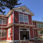 メニーズ カフェ - 長井小学校旧校舎の中にあります。