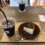 メニーズ カフェ - アイスコーヒーとバスクチーズケーキ
