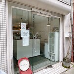 Cafe yom pan - 入店するとカフェ利用かテイクアウトか尋ねられます
                      カフェ利用は先にオーダー＆お会後
                      →階段を上がって客席へ