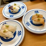 無添くら寿司 - 紋甲イカ二種盛、赤貝、カレイ昆布締めエンガワ添え(長っ！)