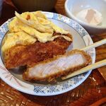 とんかつは飲み物。 - たまごソースかつ丼（大盛）990円（惣菜３種類まで無料、ご飯大盛無料）