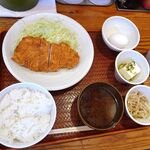 とんかつは飲み物。 - ロースかつ定食890円（惣菜３種類まで無料、ご飯おかわり無料）