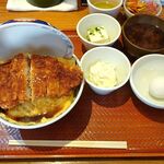 とんかつは飲み物。 - たまごソースかつ丼（大盛）990円（惣菜３種類まで無料、ご飯大盛無料）