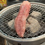 餃子・とんちゃん専門店 塚ちゃん餃子 - 名物まるごと1本タン　¥900