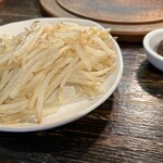 餃子・とんちゃん専門店 塚ちゃん餃子 - お通し　ゆでもやし&手作り豚みそ