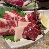 馬桜 下通り店 - 霜降り　タテガミ　赤身　奥がフタエゴ