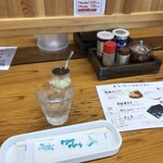 とら食堂 - 刻み玉ねぎ・胡椒・七味・ラー油