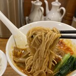 担々麺 ほおずき - ライ麦全粒粉を使ってるという
            低加水の中細縮れ麺は硬めの茹で上げ。