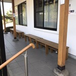 とら食堂 - 待ち椅子が沢山あります