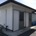 とら食堂 - 店外のトイレ　綺麗なトイレです