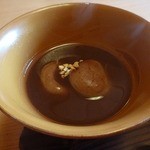 ろあん松田 - 蕎麦の実がトッピングされている。