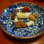 ろあん松田 - 箸休め・・梅干し、新生姜の醤油漬け、千枚漬け刻み柚子が