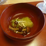 ろあん松田 - 椀物はそば米、椎茸他を白菜で包んで優しいお出しで