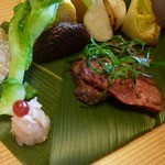 ろあん松田 - 手前は生姜（酢漬け）、鹿肉ロースト（長命草載せ）