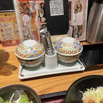 Hakata Motsunabe Yamaya - 食べ放題の明太子とからし高菜は、丸い容器の中に！