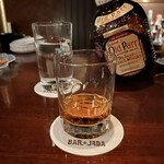 バー ジャダ - R6.5  特急ラベルのオールドボトル・オールドパーをストレートで、ボトルは斜めに立ちます。