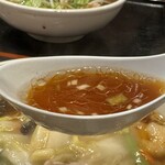中華飯店 蘭蘭 - 良い色のスープ。がしかし、濃いめ。白飯が進むヤツ