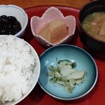 いっぱい茶屋　東宝 - ホルモンうどん定食の定食部