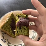 俺のBakery - パンは、ギュッと締まったスポンジといった感じです。抹茶は「ほろ苦さ」で餡の甘さを待つ感じ‼️
            到達した餡は粒餡ですが、「こし餡」と「粒あん」の中間地点のような餡です。