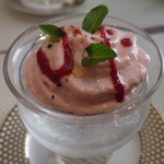 ビストロ ダイア - イチゴのコンポートにアイスといちごを泡立てたクリームをのせて