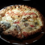 クワトロフォルマッジ(手前)と桜海老とモッツァレラのピザ(奥)