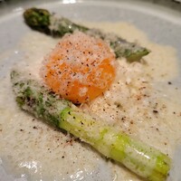 Braceria Buffa - グリーンアスパラの炭火焼き
                     卵黄コンフィと卵白スクランブルエッグ