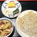 喜多一 - 肉汁つけうどん、小皿のおかず、この日は卵焼き。