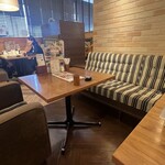 Musashino Mori Kohi - 内観。広々とした店内とゆったりソファーはチャージ料を取られてもおかしく無いレベル。