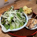 すけろく商店 - 小鉢3種　とり串　サラダ　マカロニサラダ