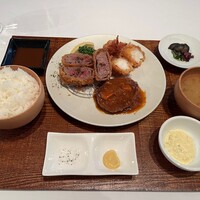 洋食 ヨコオ - ビーフカツはデミグラスソース、マスタード、お塩で、それぞれの味で楽しむ事が出来ます♪