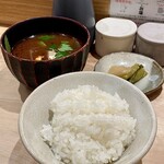 Tonkatsu.jp - 忘れてはならないのがご飯と赤出汁にお漬物、いつもと変わらずこれらが美味しいのです♪