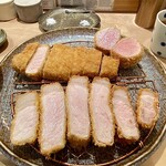 Tonkatsu.jp - お皿には茶色の世界！！
                      純粋中ヨークシャーの上ロース&ミニひれかつ
                      岩中豚ロースかつ
                      さすがにキャベツを乗せるスペースはありませんでした
                      （笑）