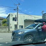 とり天発祥の店 レストラン東洋軒 - 接客中の中村さん