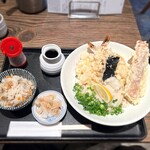 Menshou Kuukai - ちく天ぶっかけうどん冷＋えびの天ぷらトッピング（960円）＋かやくご飯（300円）