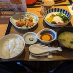 Yayoi Ken - 私とチビが注文した、【アカモク入り】ねばとろと唐揚げの定食(税込990→アプリのクーポンで960円)